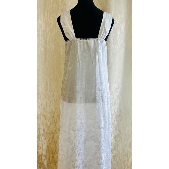 Vintage Bellina bridal white house coat and nightgown with lace trimmings - Picture 11 of 11